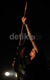 Konser band yang merupakan salah satu legenda punk-rock yang di buka dengan lagu My Life itu pun tampil enerjik di depan para penggemarnya.