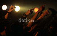 Para komunitas punk underground pun antusias menikmati alunan musik mereka. Usai membawakan lagu My life mereka membawakan lagu Tomorrow, Heard dan 12 lagu lainnya.