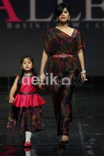 Cucu SBY Bergaya di Atas Cat Walk