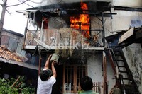 Warga turut membantu proses pemadaman.