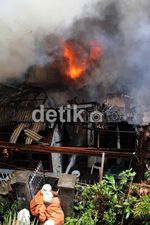 Rumah Kontrakan di Petamburan Hangus Terbakar