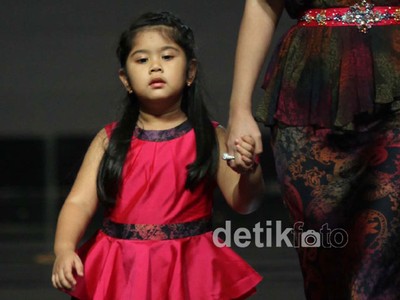 Cucu SBY Bergaya di Atas Cat Walk
