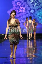 Aksi Para Istri Dubes di Atas Cat Walk