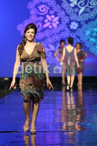 Beberapa istri duta besar yang berjalan di catwalk diantaranya Amerika Serikat, Autria, Kolombia, Jepang dan Yunani.