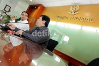 Wakil Ketua Komisi Yudisial Imam Anshori Saleh (baju safari hitam) didampingi juru bicara KY Asep Rahmat Fajar (kemeja putih) saat menerima KPAI, MUI, dan organisasi yang aktif di bidang pemberantasan narkoba di kantor KY.