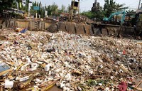 Tumpukan sampah yang didominasi oleh sterefoam tersebut menyumbat saluran air.