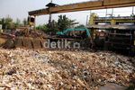 Pintu Air Manggarai Dipenuhi Sampah