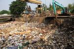Pintu Air Manggarai Dipenuhi Sampah