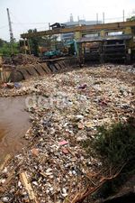 Pintu Air Manggarai Dipenuhi Sampah