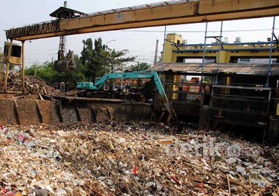 Pintu Air Manggarai Dipenuhi Sampah
