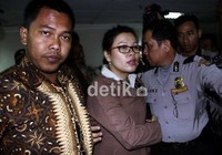 Rosa dikawal pihak kepolisan dan LPSK saat memasuki ruang sidang. Ramses/detikcom.