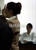 Bersaksi untuk Angie, Rosa Pakai Rompi Antipeluru