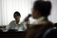 Angie mendengarkan kesaksian Rosa. Ramses/detikcom.