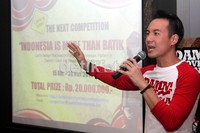 Kita pengen promosiin Indonesia lewat online. Temanya Indonesia more than batik, ujar Daniel saat ditemui usai peluncuran situs Damn I Love Indonesia, di Grand Indonesia, Jakarta Pusat, Rabu (10/10/2012). Gus Mun/detikHOT.
