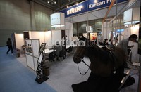 Beberapa peserta pameran menggunakan bermacam-macam properti yang unik untuk meminat pengunjung.