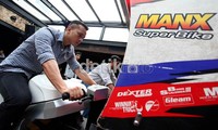 Wajah cool artis Nicholas Saputra saat bermain game balap motor MANX Superbike.