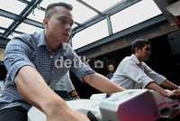 Nicholas Saputra tampil dengan gaya rambut barunya. Dengan pakaian kotak-kotak dan celana jeans terlihat tampil santai.