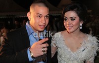 Syahrini akhirnya menunjukkan sosok kekasihnya yang bernama Bubu di acara pernikahan adiknya yang digelar di Kebun Raya Bogor, Jawa Barat, Sabtu (5/5/2012).