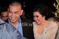 Dua sejoli itu pun nampak mesra dihadapan para awak media dan tamu undangan.