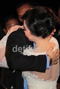 Saat bertemu, keduanya langsung berpelukan mesra dihadapan awak media.