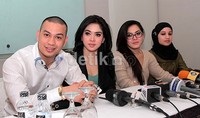 Syahrini dan kekasihnya Bubu menggelar konferensi pers tentang hubungan mereka di Royal Hotel, Bogor, Jawa Barat, Minggu (13/5/2012) malam.