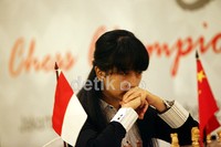 Pecatur putri andalan Indonesia WGM Irene Kharisma Sukandar, konsentrasi penuh saat melawan pecatur China GM Li Chao.