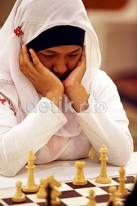 Pecatur wanita Indonesia WFM Aay Aisyah Anisa satu-satunya peserta yang menggunakan busana muslim dalam kejuaraan Indonesia Open 2012.