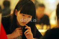 Ekspresi oriental pecatur China WGM Guo Qi saat bertanding melawan pecatur Indonesia Masruri Rahman.
