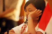 Pecatur putri termuda dari Indonesia WFM Ummi Fisabilillah sempat terlelap tidur menunggu langkah lawan dari pecatur Indonesia FM Tunasly Kiffl.