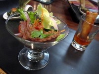 Char-grilled Thai Beef Salad dengan daging sapi yang empuk, selada, tomat ceri, mentimun, wortel, dan bawang bombay merah. (Fitria Rahmadianti/Detikfood)