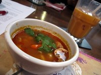 Seafood Tom Yum Soup berisi udang, cumi-cumi, ikan dori, dan jamur merang. Kuahnya asam segar dan sedikit pedas. (Fitria Rahmadianti/Detikfood)