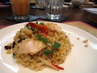 Tom Yum Seafood Fried Rice. Nasi goreng ini berbahan pasta tom yam. Campurannya terdiri dari udang, daging ayam, potongan nanas, tauge, lokio, kismis, serta kacang mete. (Fitria Rahmadianti/Detikfood)