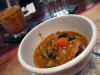 Thai Red Chicken Curry dengan kuah kental yang gurih nikmat. (Fitria Rahmadianti/Detikfood)