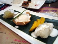 Akhiri acara bersantap Anda dengan Thai Cassava, singkong manis dengan siraman kuah kental. Jangan lewatkan Sticky Rice, nasi ketan yang kenyal dengan gurih asin santan kental dan wijen. Hidangan ini disajikan dengan irisan mangga dan pastry renyah manis sebagai wadah es krim kelapa yang harum. Slurp! (Fitria Rahmadianti/Detikfood)