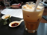 Thai Ice Tea berwarna oranye dengan kombinasi teh impor, susu, dan gula yang pas di lidah. (Fitria Rahmadianti/Detikfood)