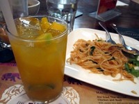 Mango Twist, jus mangga dengan potongan mangga segar dan irisan jeruk nipis. Di belakangnya merupakan Pad Thai, yaknin rice noodle yang kenyal seperti kwetiau namun lebih halus mirip bihun. Rice noodle digoreng dengan udang, tauge, dan lokio, kemudian disajikan dengan cabai kering, cacahan kacang mete, dan jeruk nipis. (Fitria Rahmadianti/Detikfood)