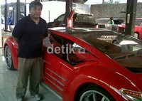 Danet Suryatama berpose dengan mobil listrik karyanya. (Feby Dwi Sutianto).