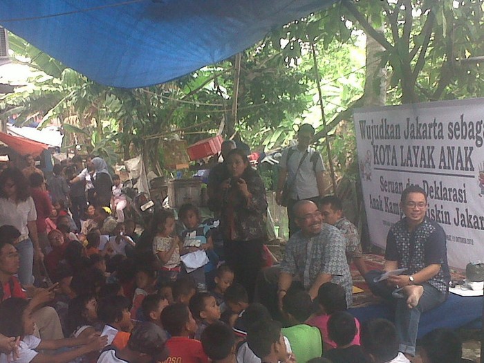 Di Pinggir Sungai Cipinang Itu Bocah-bocah Asyik Mendengar Dongeng