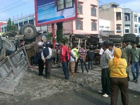 2 Truk Terguling Setelah Bertabrakan di Medan, Sopir Raib