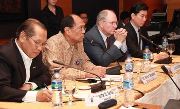 Indonesia dihimbau perlu mempercepat pengembangan jaringan telekomunikasi hingga bisa mencapai daerah pedesaan. Ini agar terjadi pemerataan akses digital bagi semua masyarakat. (Eko Pujianto)