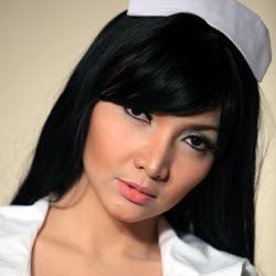 Roro Fitria, Model Seksi yang Naik Kelas