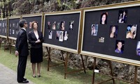 Perdana Menteri Australia Julia Gillard yang didampingi Menteri Luar Negeri RI Marty Natalegawa melihat foto-foto korban Bom Bali I. Getty Images/Johannes Christo.