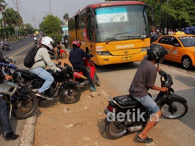 Putar Balik, Pemotor Lintasi Median Jalan