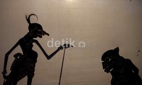 Cendikia Ismatuka mendalang wayang purwo yang bercerita tentang punakawan.