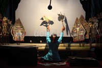 Woro Mustika Siwi mendalang dengan cerita tentang Prabu Singa Barong.