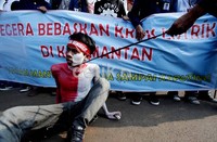 Aksi teatrikal ini untuk menuntut terpenuhinya energi listrik di Kalimantan Selatan.