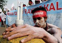 Mereka meminta pemerintah memperkuat daya listrik di Kalsel karena sering byar pret alias mati listrik.