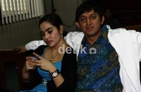 Fahd berbincang dengan istrinya setelah sidang. Ramses/detikcom.