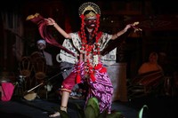 Disebut tari topeng, karena penarinya menggunakan topeng di saat menari.