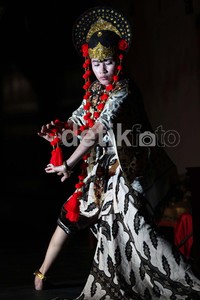 Gerakan tangan dan tubuh yang gemulai, serta iringan musik yang didominasi oleh kendang dan rebab, merupakan ciri khas lain dari tari topeng.